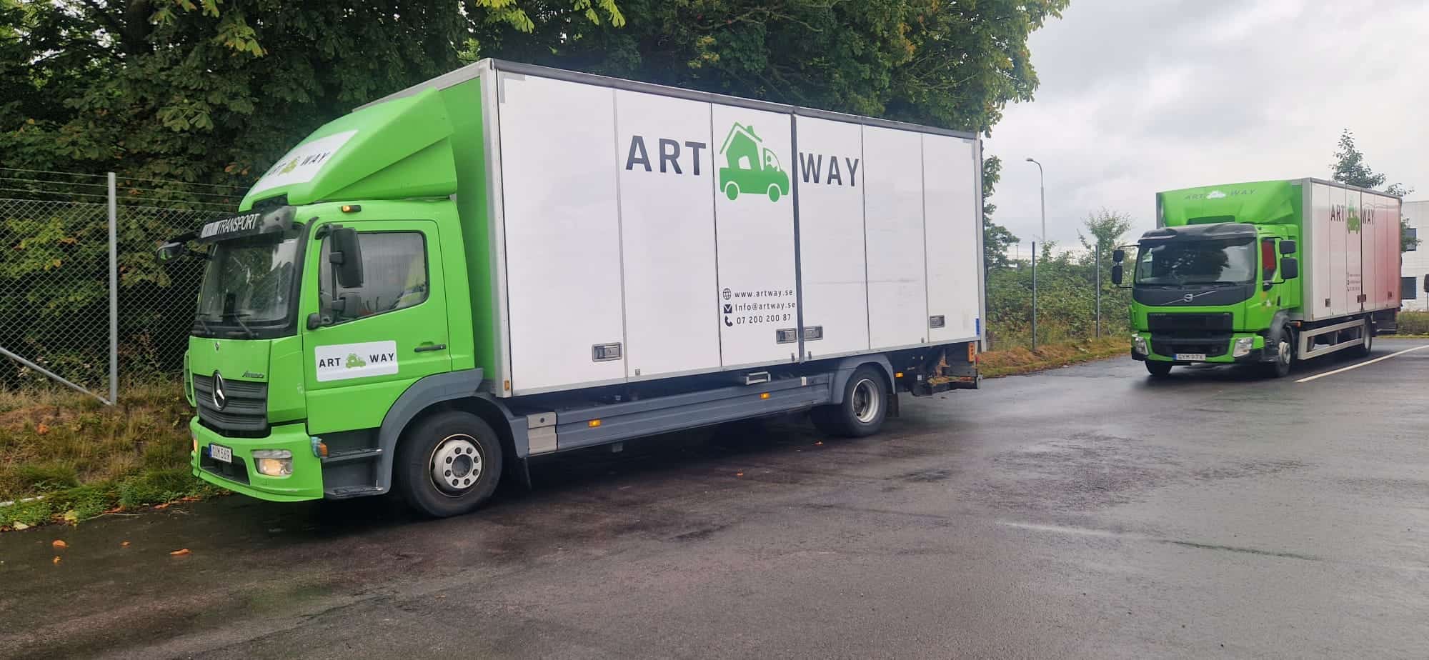 Två gröna Artway-flyttbilar redo för en flytt i Helsingborg