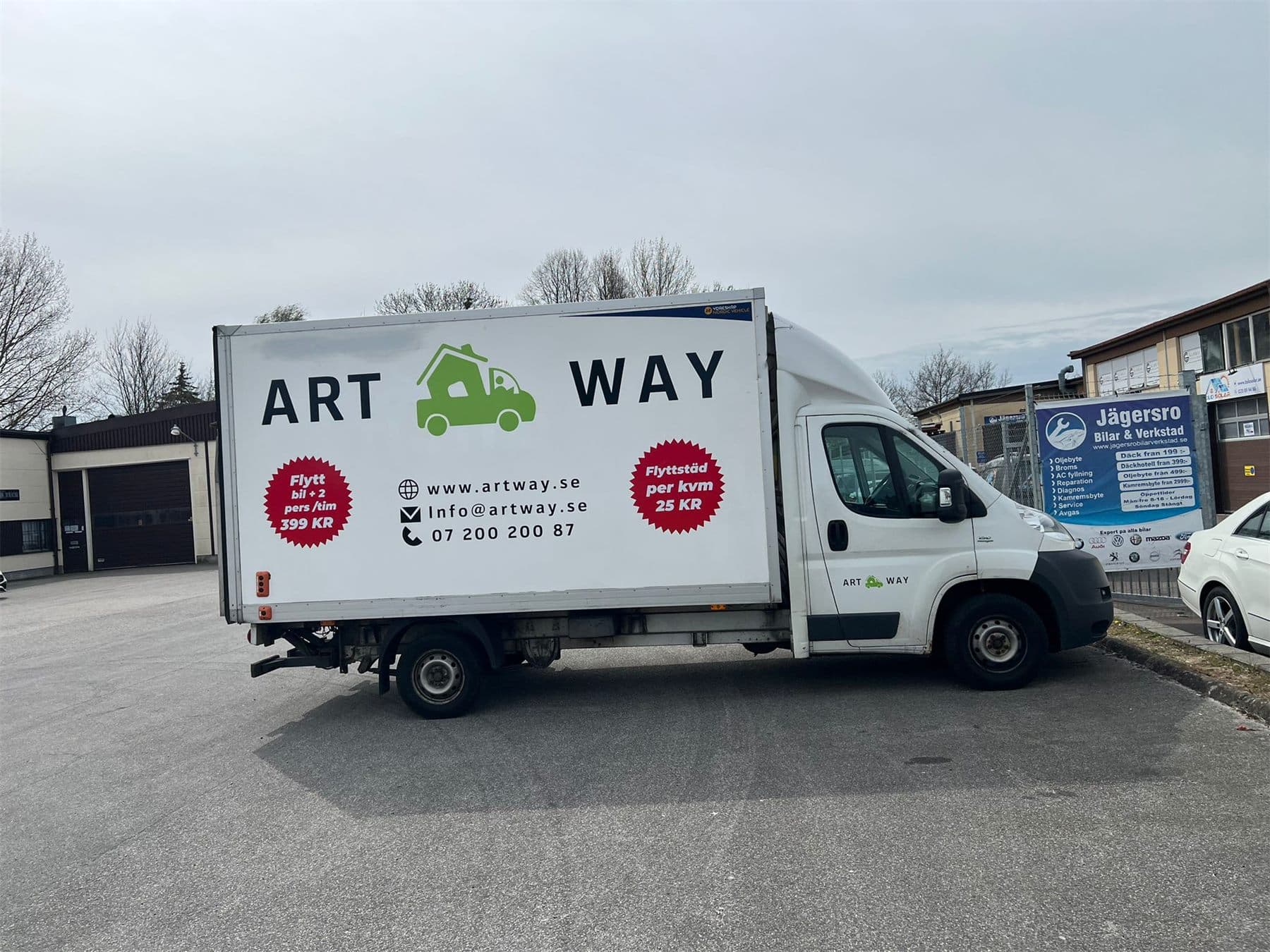 En profilerad Artway-flyttbil redo för uppdrag