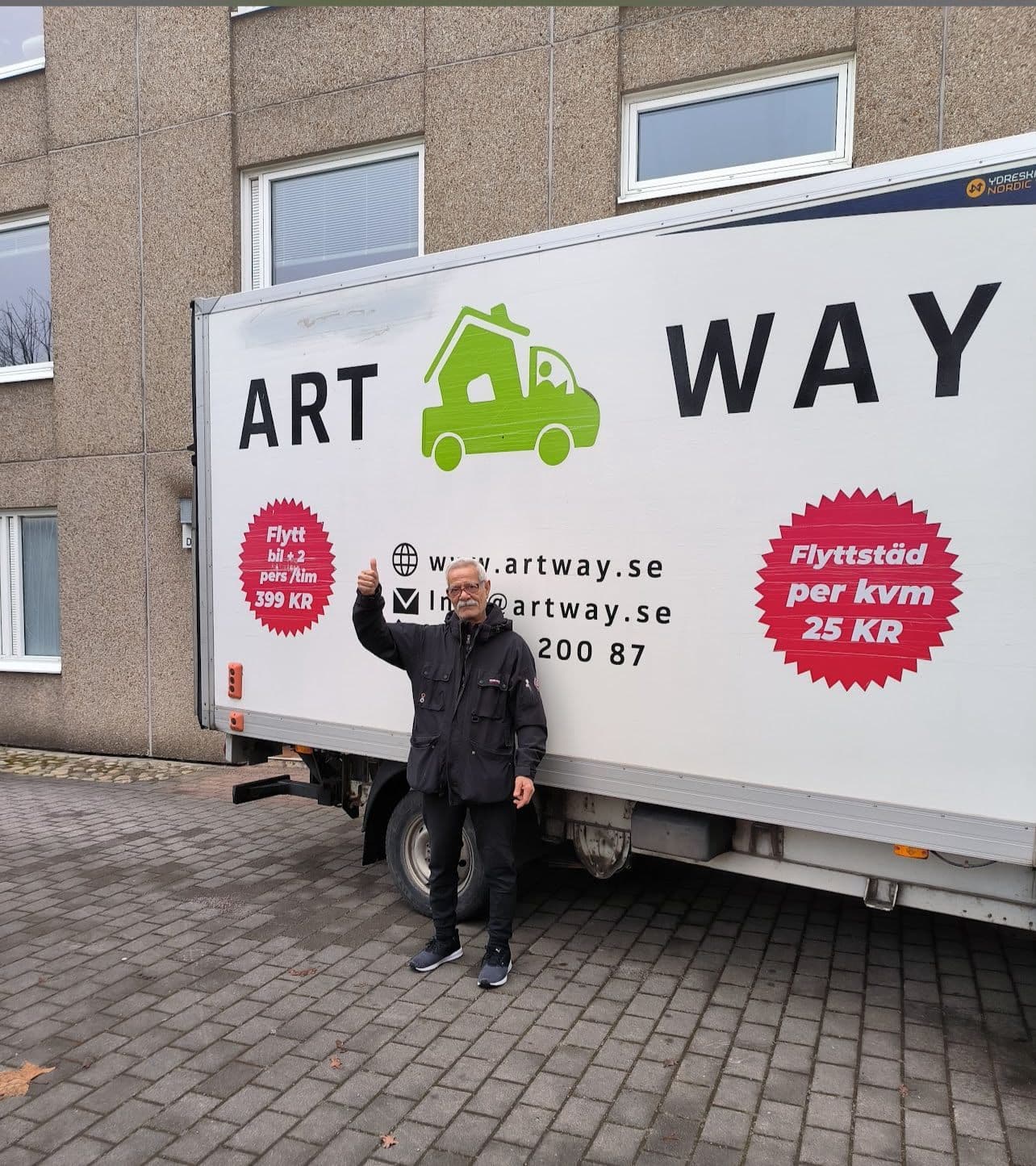 Artways flyttteam vid en lastad flyttbil