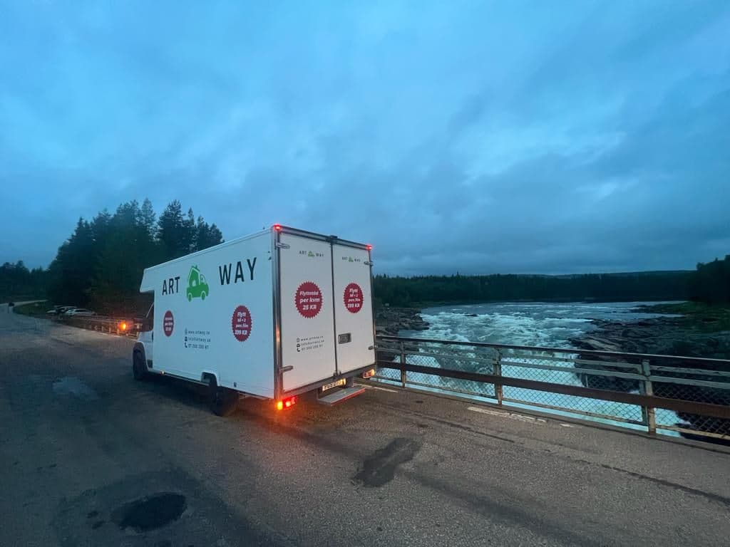 En profilerad Artway-flyttbil redo för uppdrag