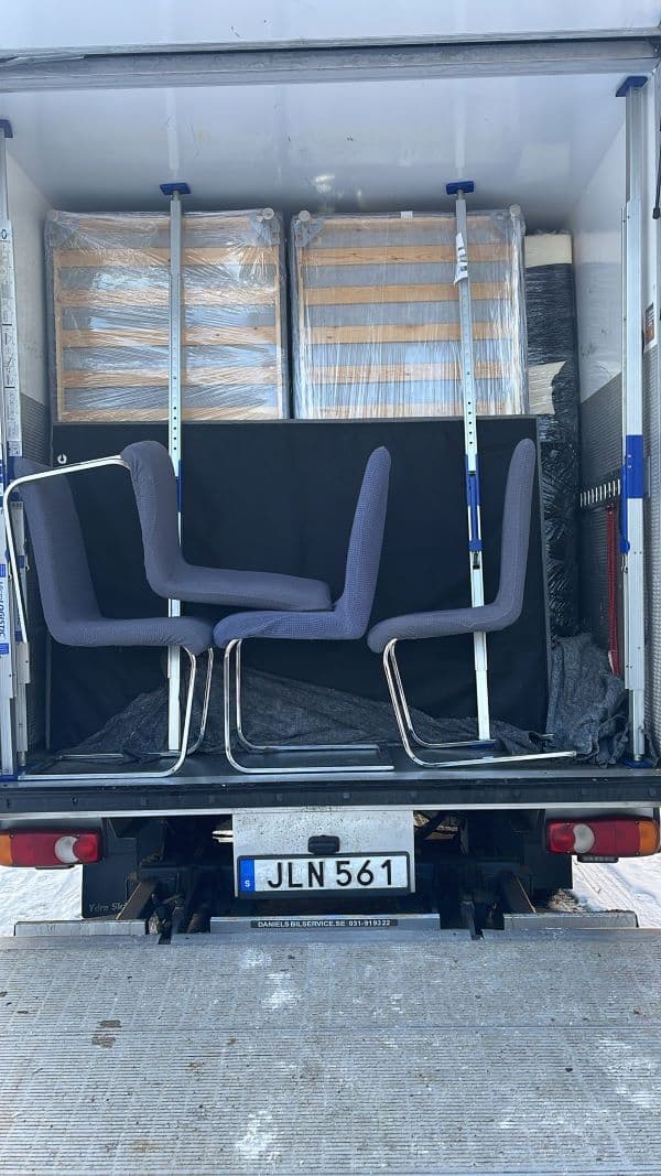 Skyddade möbler säkrade i Artways flyttbil